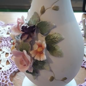 Vtg Lefton hand painted China bud vase.  Applied raised flowers w/gold trim base